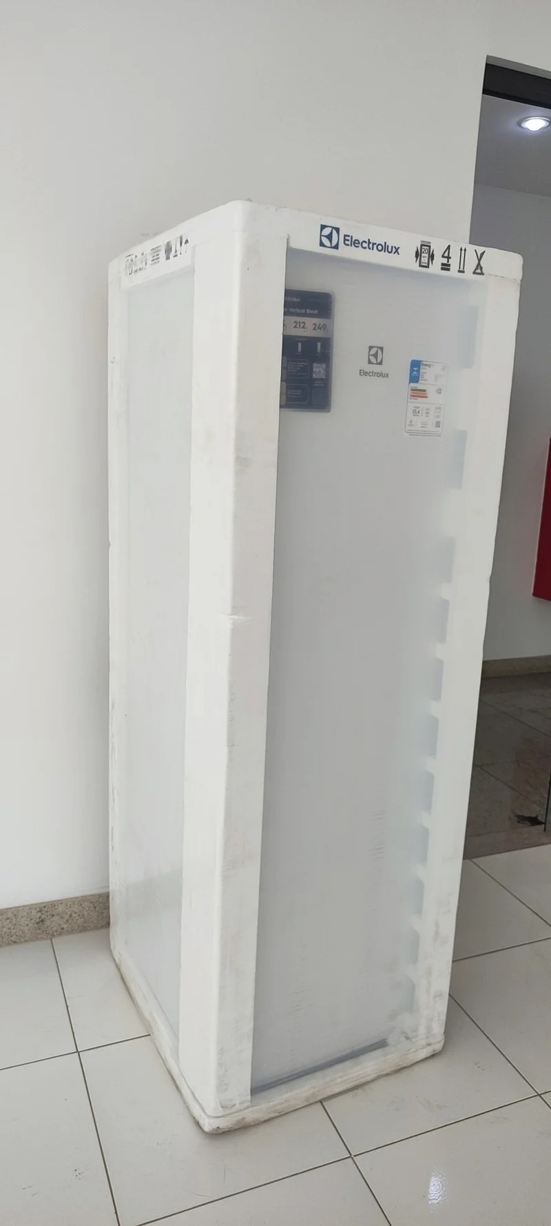 Freezer Vertical Electrolux 249L 1 Porta Inverter Efficient FEI27T 110/220V - Imagem 8